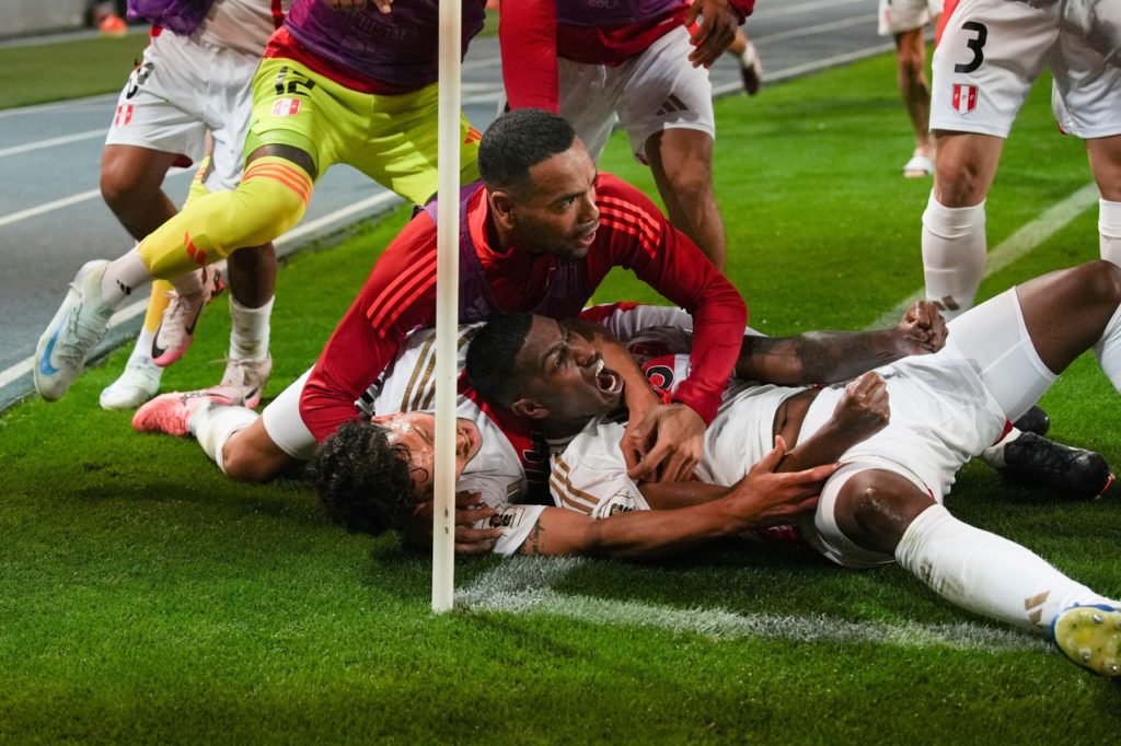 Miguel Araujo, do Peru, comemorando um dos gols marcados pela seleção nas Elimintórias.