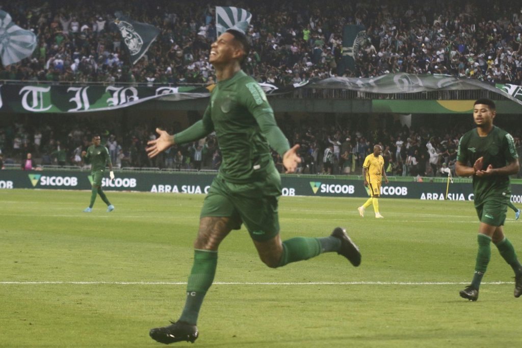 Alef Manga, do Coritiba, comemorando um gol marcado por ele na Série B do Brasileirão.