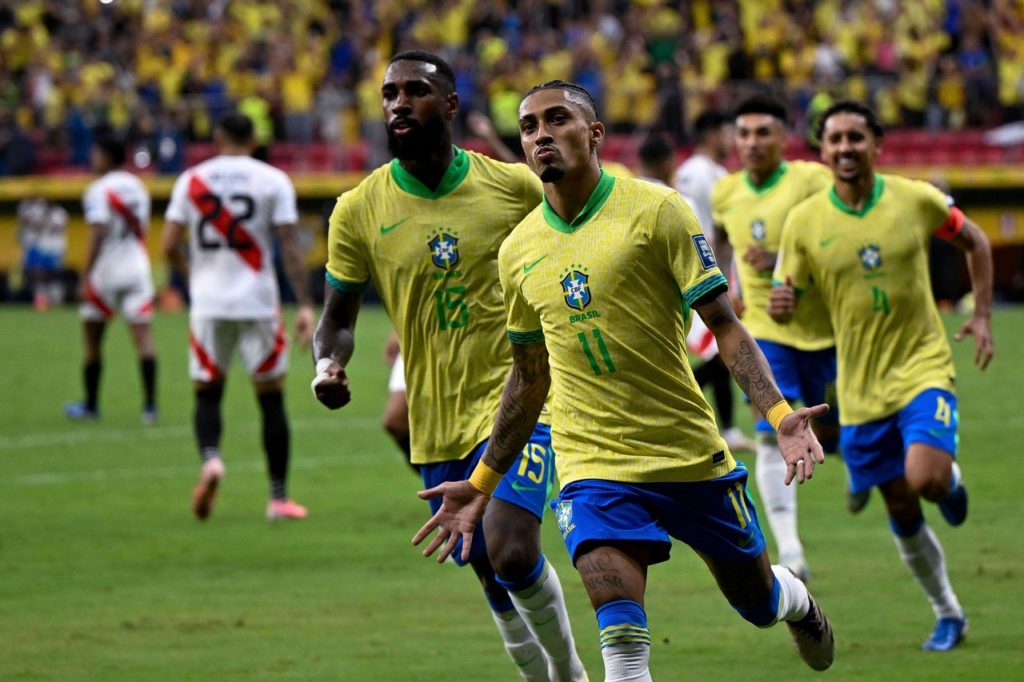 Raphinha, da Seleção Brasileira, comemorando com os companheiros um dos gols marcados pelo Brasil nas Eliminatórias.