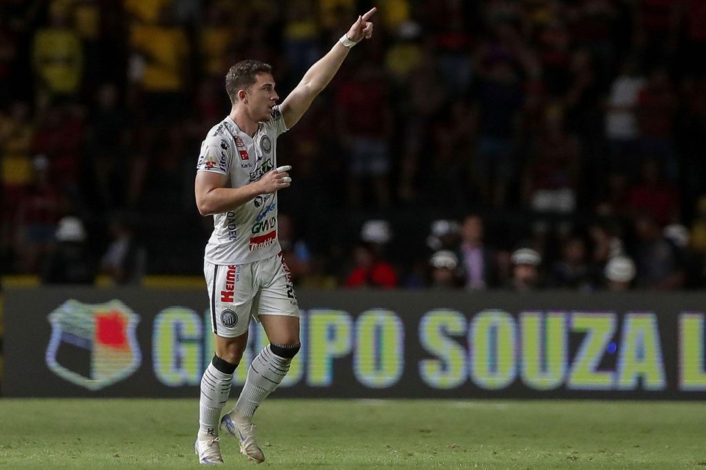 Nathan Fogaça, do Operário, comemorando um dos gols do time na Série B de 2024.