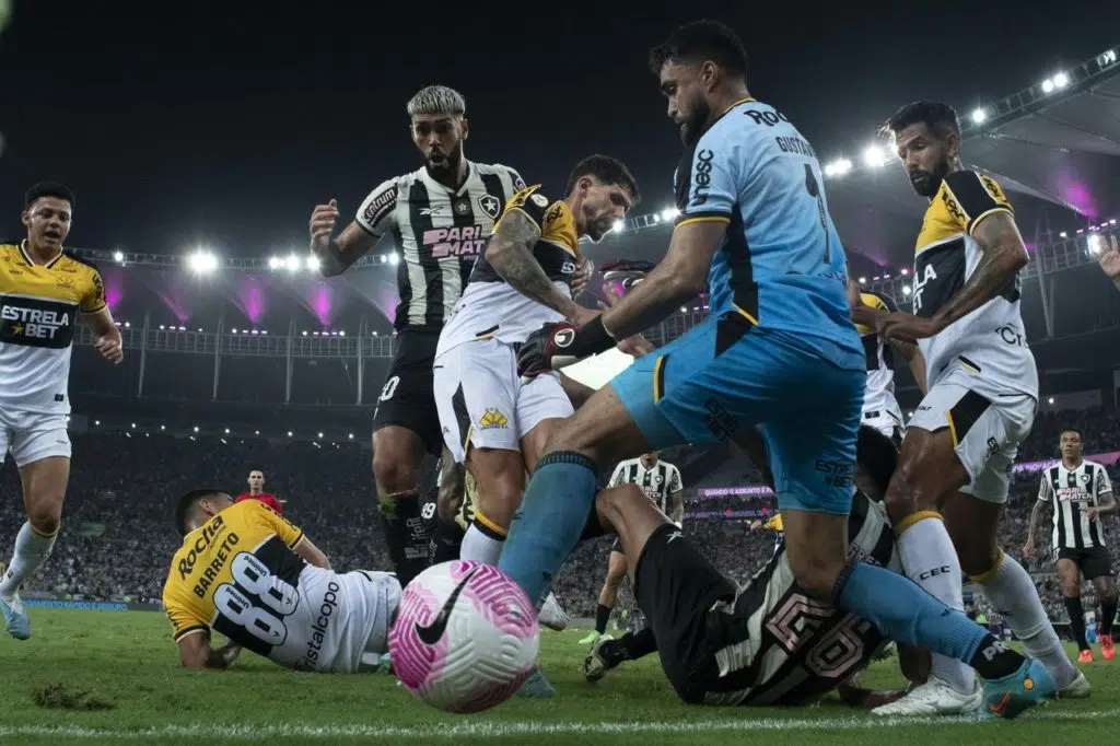 Alexander Barboza, do Botafogo, tentando marcar um gol no fim do jogo contra o Criciúma pelo Brasileirão.