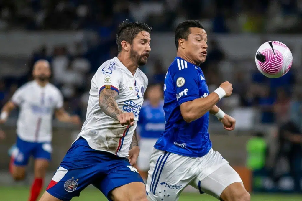 Everaldo, do Bahia, e Marlon, do Cruzeiro, disputando a bola em um confronto entre as duas equipes no Brasileirão.