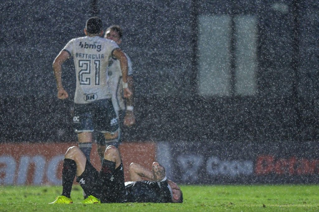 Battaglia, do Atlético-MG, comemorando com um companheiro a classificação do time para a final da Copa do Brasil.