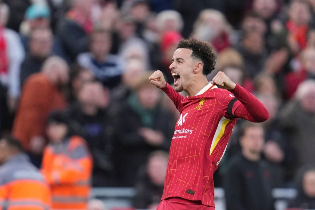 Curtis Jones, do Liverpool, comemorando um gol marcado pela equipe na temporada da Premier League.