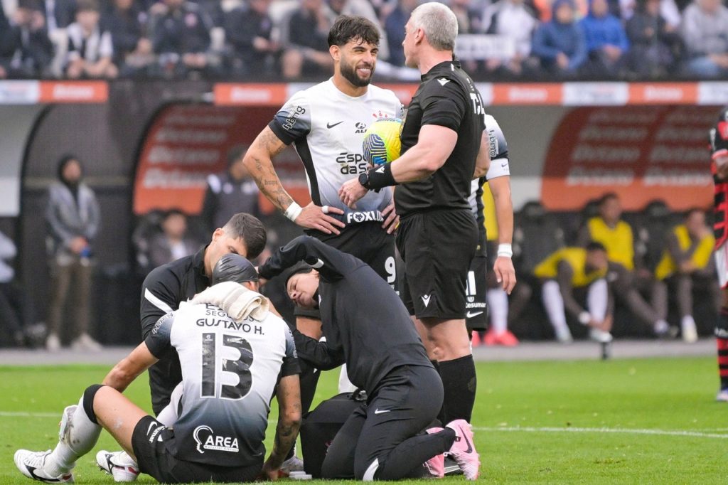 Yuri Alberto, do Corinthians, conversando com o árbitro em um dos jogos do time na temporada.