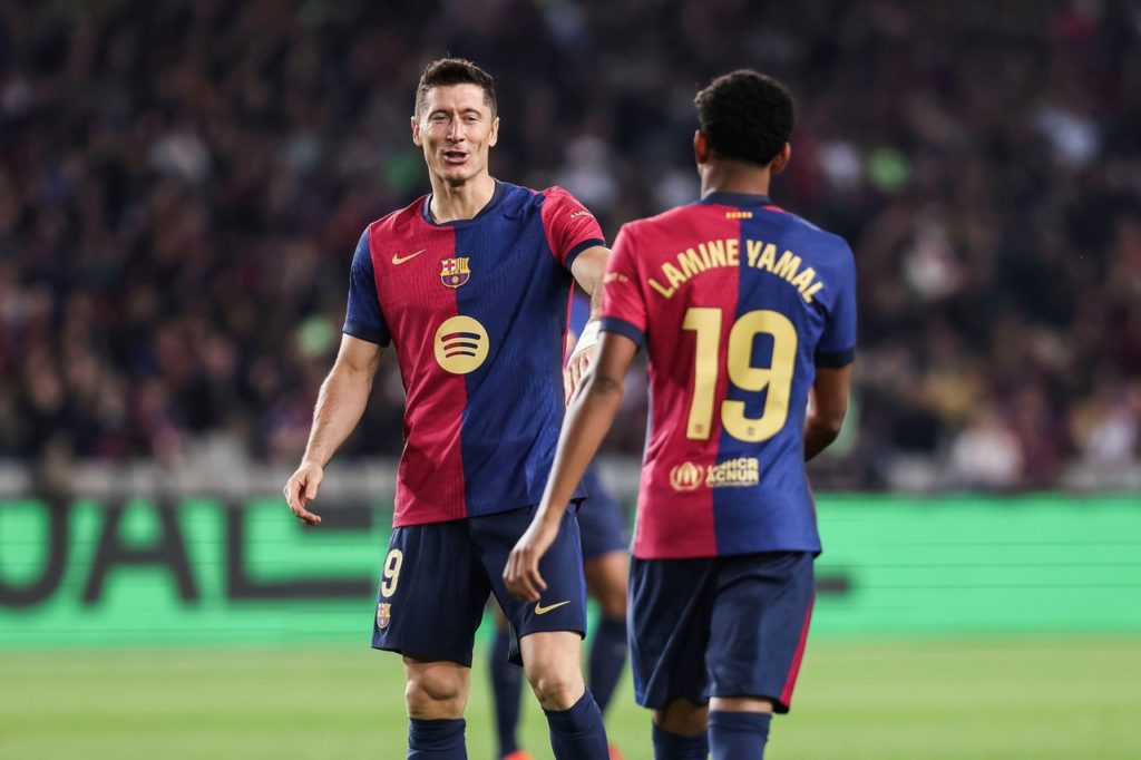 Lewandowski, do Barcelona, comemorando um dos gols marcados pela equipe na temporada.