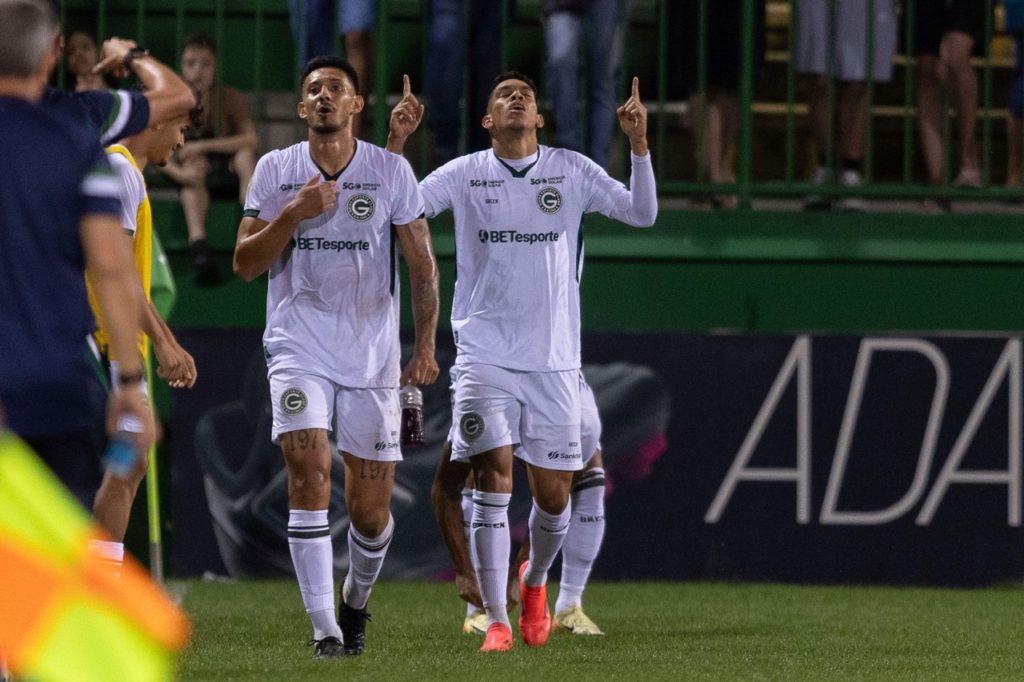 Jhon Vásquez, do Santos, comemorando um dos gols que a equipe marcou na Série B.