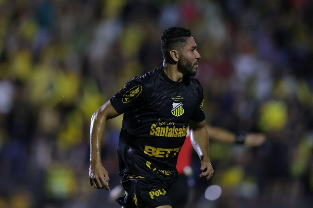 Neto Pessoa, do Novorizontino, comemorando um dos gols marcados pela equipe na temporada.