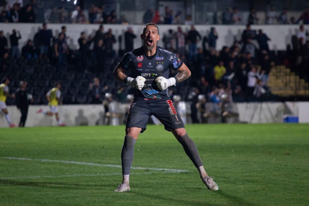 Rafael Santos, do Operário-PR, comemorando um dos gols marcados pelo time na temporada.