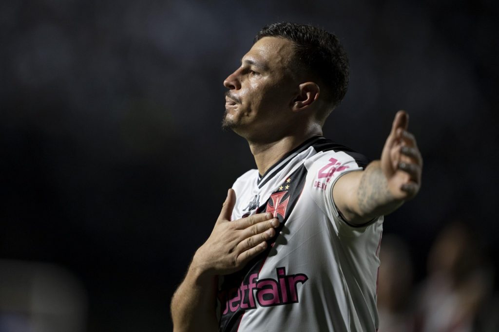 Hugo Moura, do Vasco, comemorando um dos gols marcados pelo time na temporada.