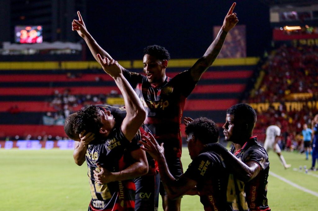 Chico, do Sport, comemorando um dos gols do time na Série B do Brasileirão.