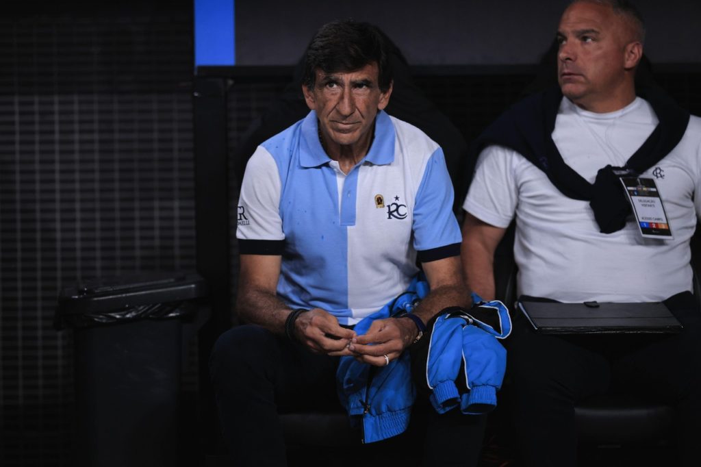 Gustavo Costas, do Racing, observando o time em um jogo pela Copa Sul-Americana.