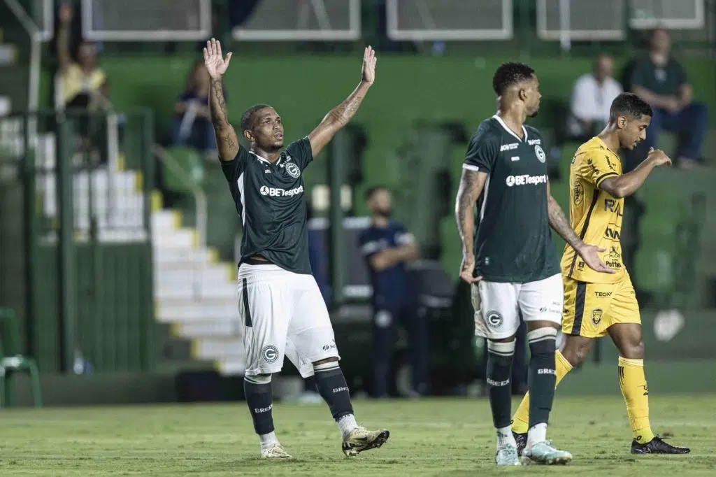 Juninho, do Goiás, comemorando um dos gols do time na Série B de 2024.