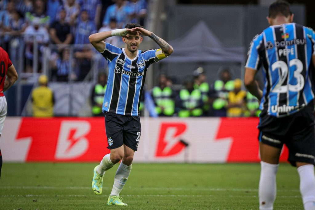 Villasanti, do Grêmio, comemorando um dos gols marcados pelo time na temporada de 2024.