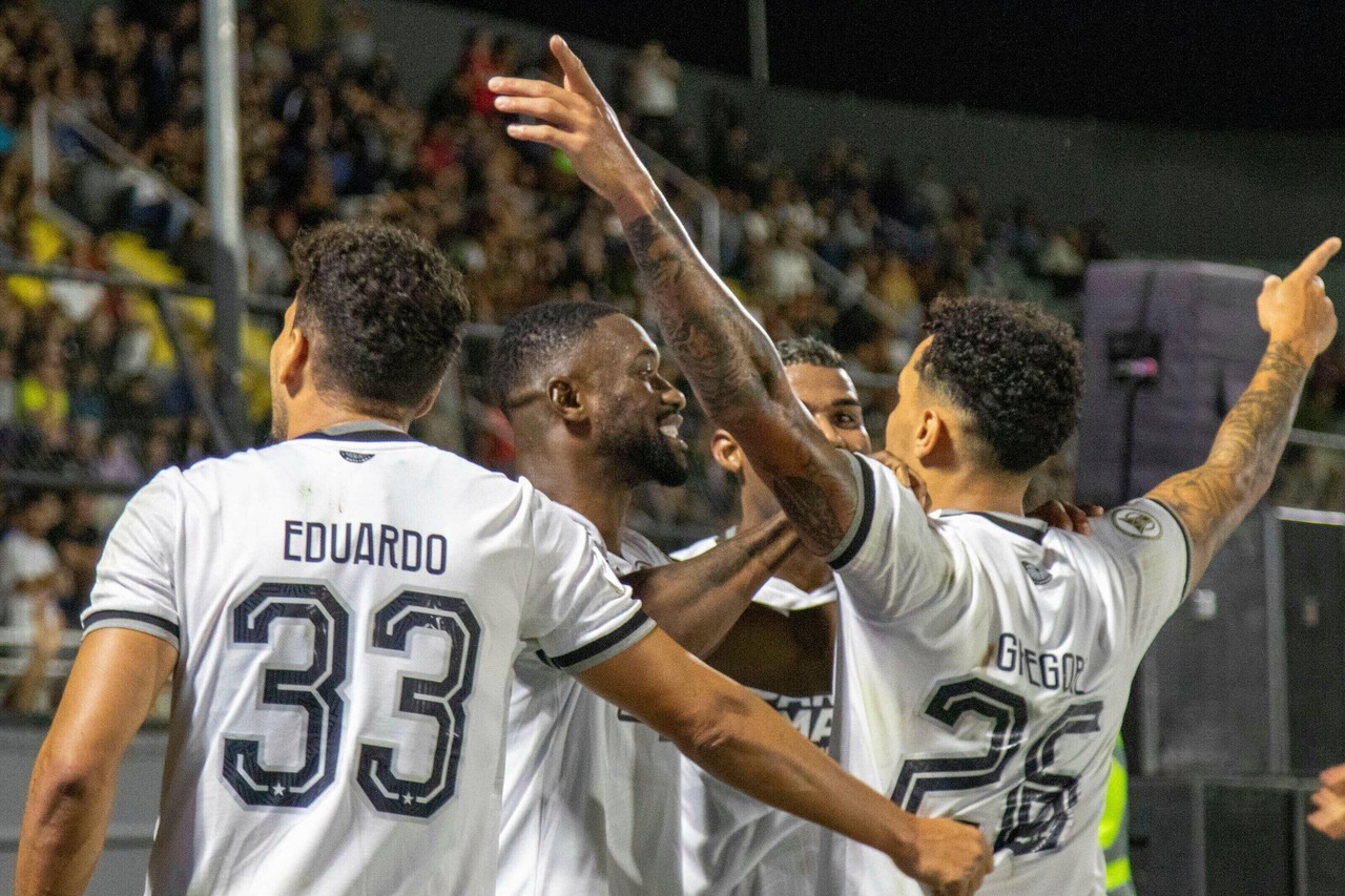 Botafogo marca no fim, vence o Bragantino e abre na ponta