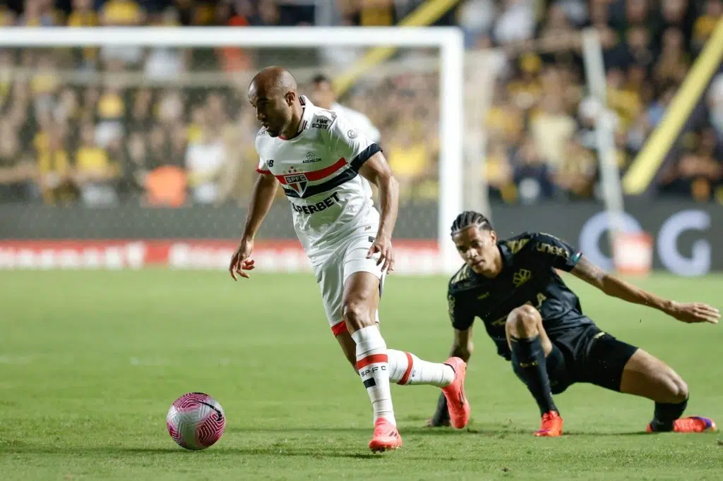 Lucas Moura, do São Paulo, com a bola dominada em um dos jogos do time na temporada de 2024.