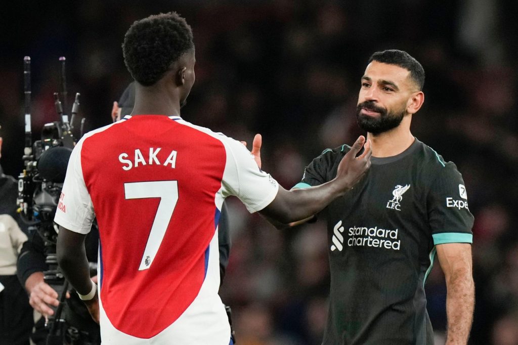 Saka, do Arsenal, e Salah, do Liverpool, se cumprimentando após a partida entre as duas equipes pela Premier League.