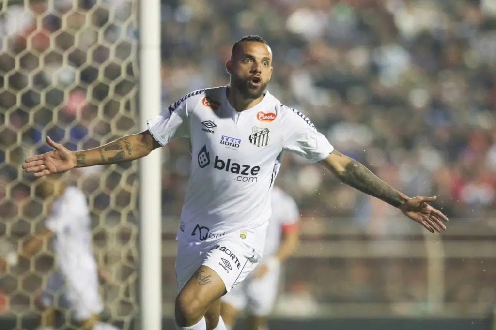 Guilherme, do Santos, comemorando um dos gols do time na Série B de 2024.