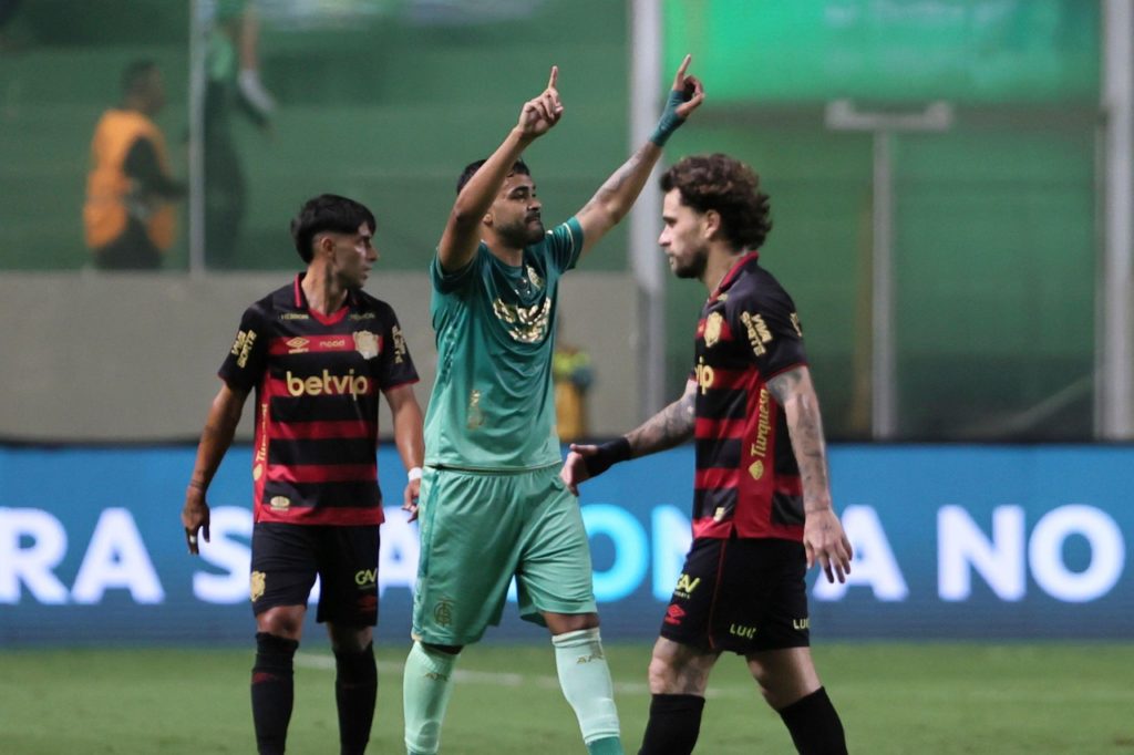 Brenner, do América-MG, comemorando um dos gols marcados pelo time na temporada.