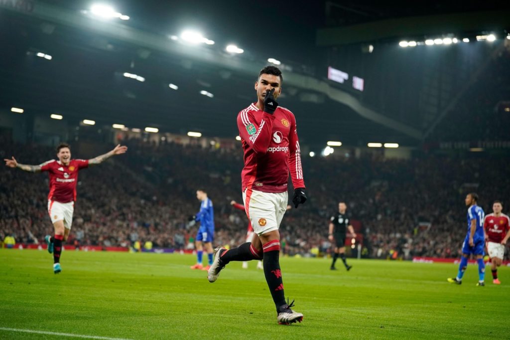 Casemiro, do Manchester United, comemorando um dos gols do time na temporada de 2024/25