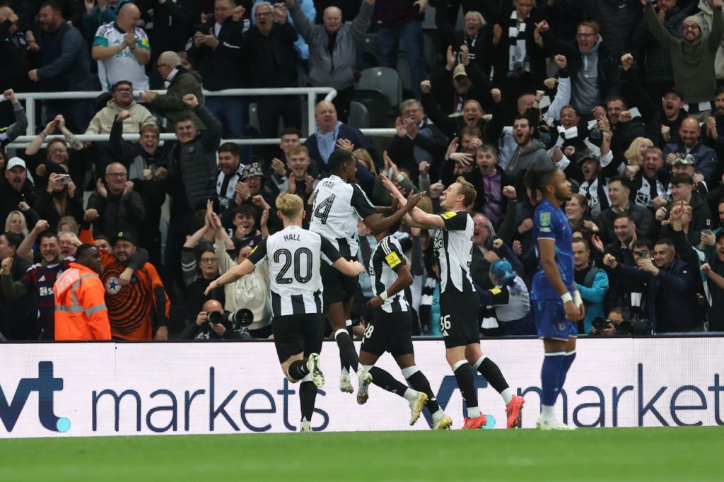 Jogadores do Newcastle comemorando um dos gols marcados pelo time na temporada de 2024/25.