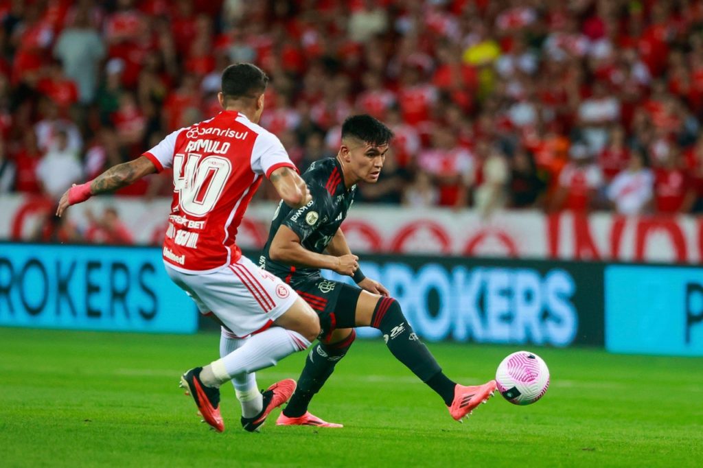 Alcaraz, do Flamengo, disputando uma bola com o adversário pelo Brasileirão de 2024.