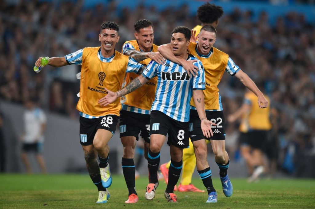 Quintero, do Racing, comemorando um dos gols que marcou pela semifinal da Copa Sul-Americana.