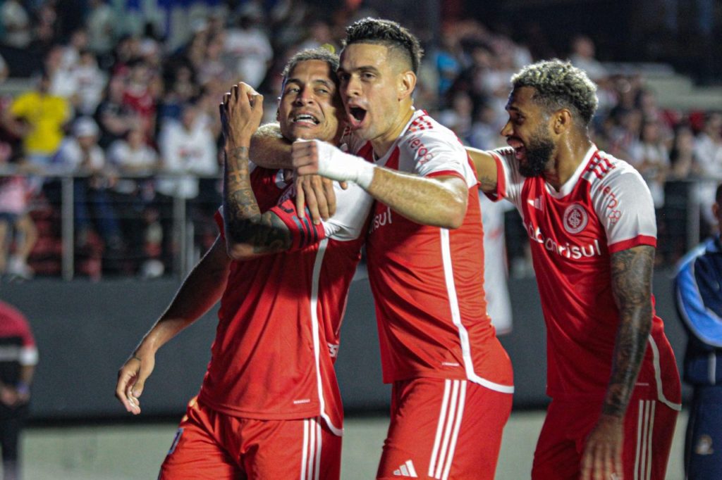 Alan Patrick comemora gol do Internacional com Borré e Wesley