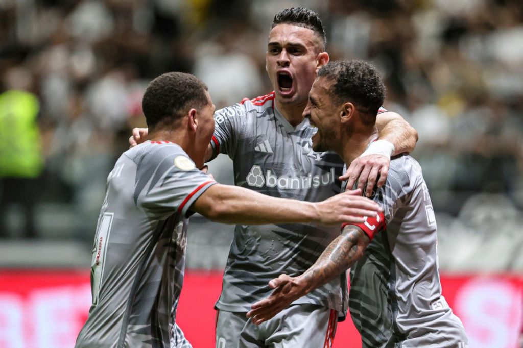 Alan Patrick comemora gol do Inter na vitória sobre o Atlético Mineiro na Arena MRV