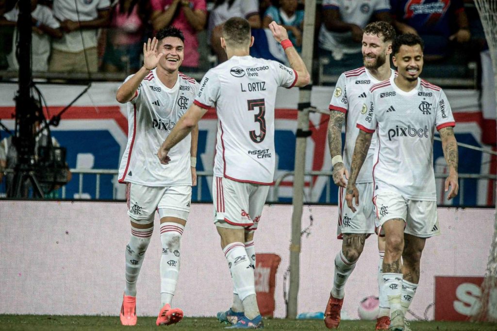 Alcaraz comemora com os jogadores do Flamengo na Fonte Nova