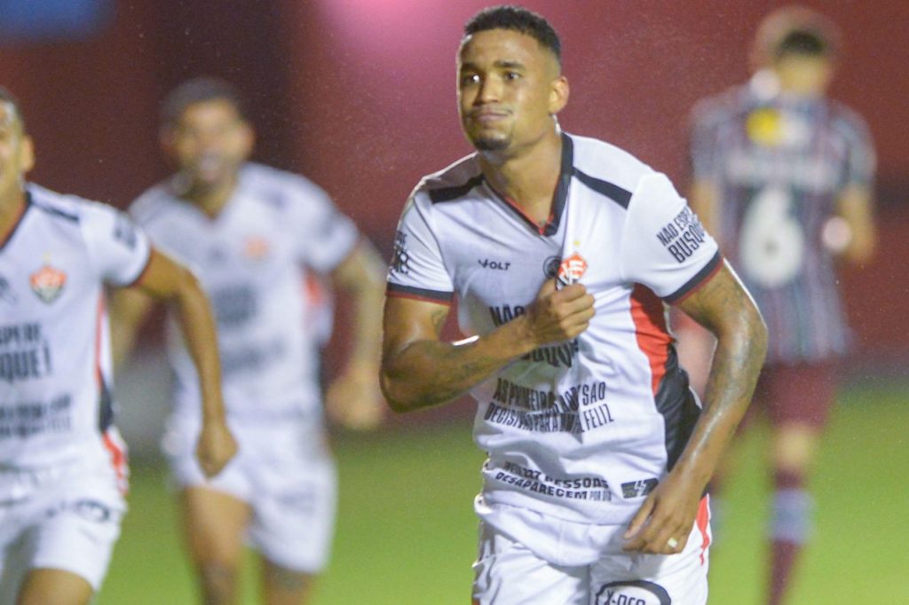 Alerrandro comemorando gol do Vitória no triunfo sobre o Fluminense no Barradão