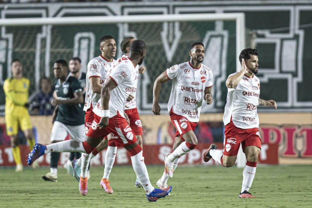 Alesson comemora com os jogadores do Vila Nova após marcar de pênalti na vitória em cima do Goiás na Serrinha