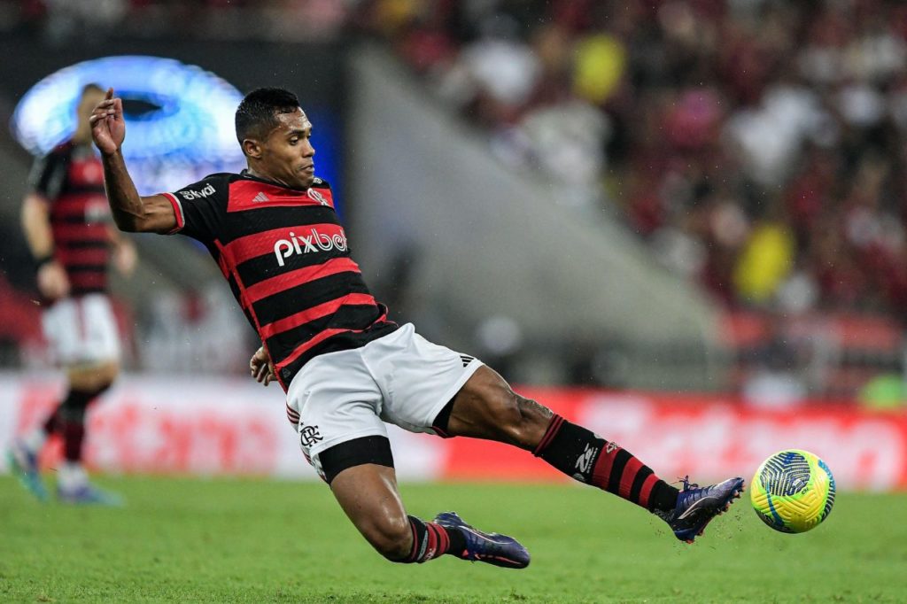 Lateral Alex Sandro em jogo do Flamengo