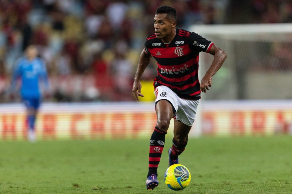 Lateral Alex Sandro em jogo do Flamengo no Brasileirão