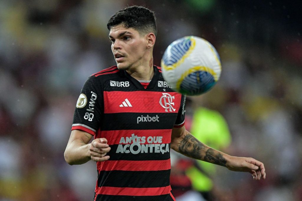 Lateral-esquerdo Ayrton Lucas em jogo do Flamengo no Brasileirão