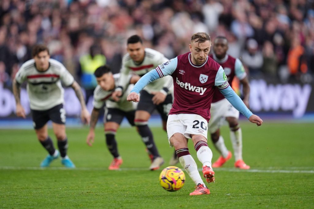 Jarrod Bowen bate pênalti para fazer o segundo gol do West Ham sobre o Manchester United