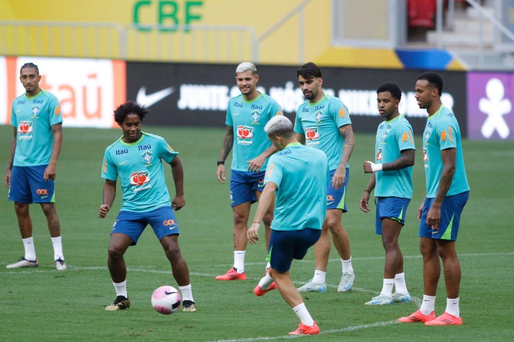 Treino da seleção brasileira em Brasília antes do jogo contra o Peru