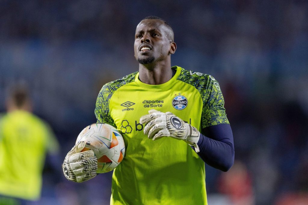 Goleiro Caíque em jogo do Grêmio no Brasileirão