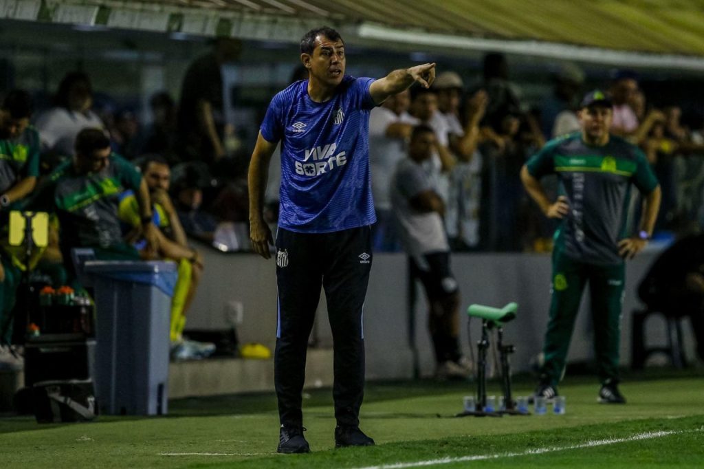 O técnico Fábio Carille no comando do Santos na Série B do Brasileiro