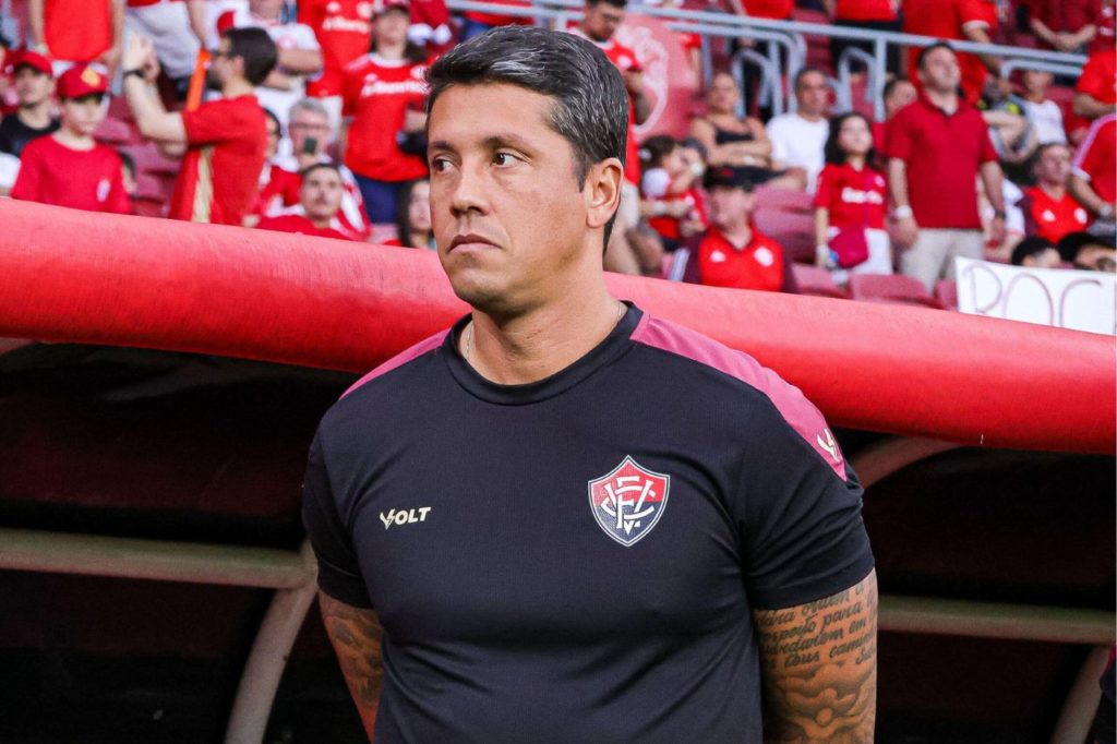 Técnico Thiago Carpini no comando do Vitória no Brasileirão