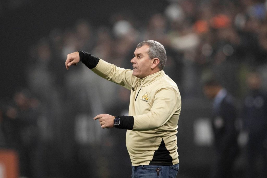 Técnico Cláudio Tencati no comando do Criciúma no Brasileirão