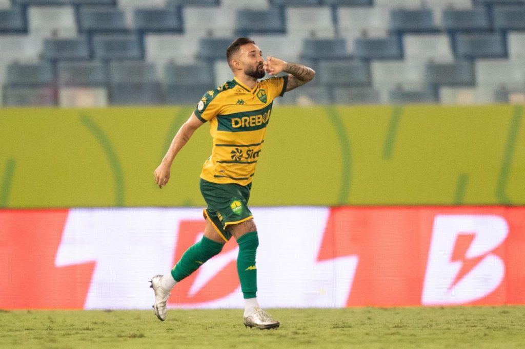 Clayson comemora gol do Cuiabá na vitória sobre o São Paulo na Arena Pantanal