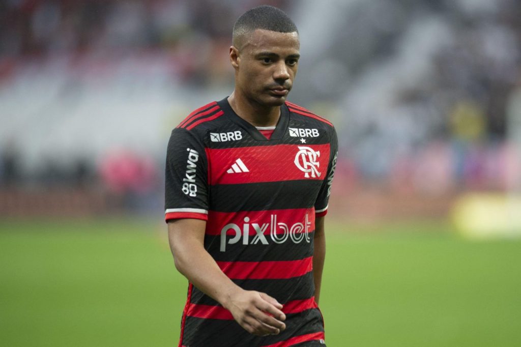 Uruguaio De La Cruz do Flamengo deixa o campo com lesão na coxa