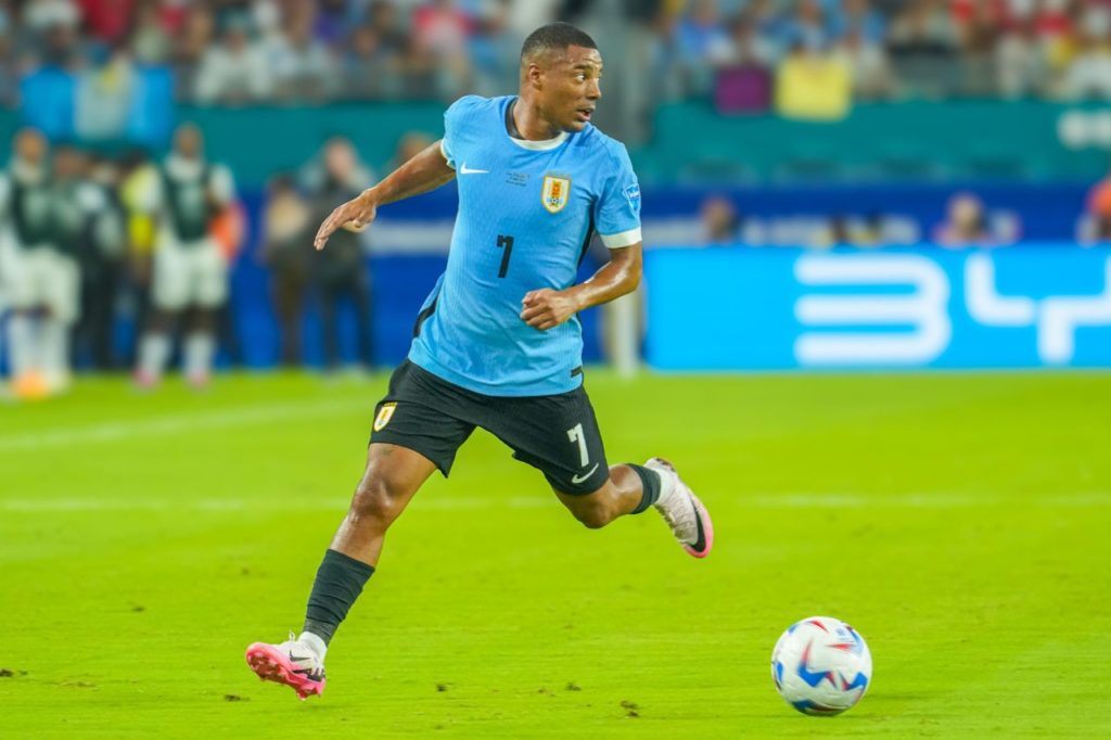 Meia De La Cruz em jogo da seleção uruguaia