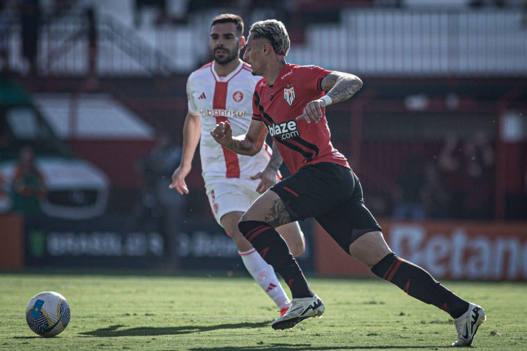 Atacante Derek em jogo do Atlético-GO pelo Brasileirão