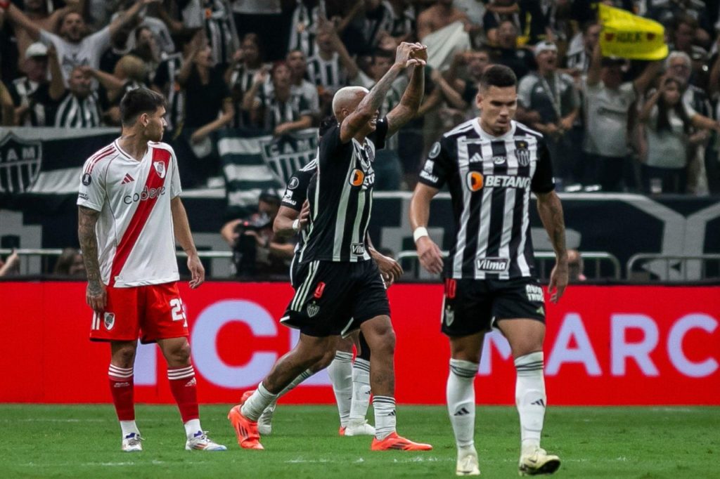 Atacante Deyverson comemora com Paulinho ao lado na vitória do Atlético-MG em cima do River Plate