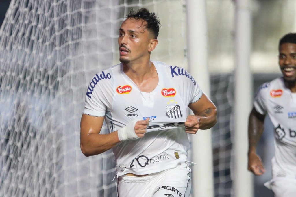 Diego Pituca exibe a camisa do Santos na comemoração do gol da vitória sobre o Ceará na Vila Belmiro