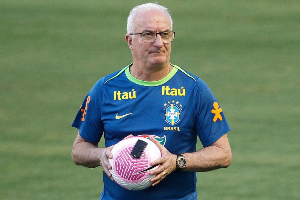 Técnico Dorival Júnior no treino da seleção brasileira em Brasília