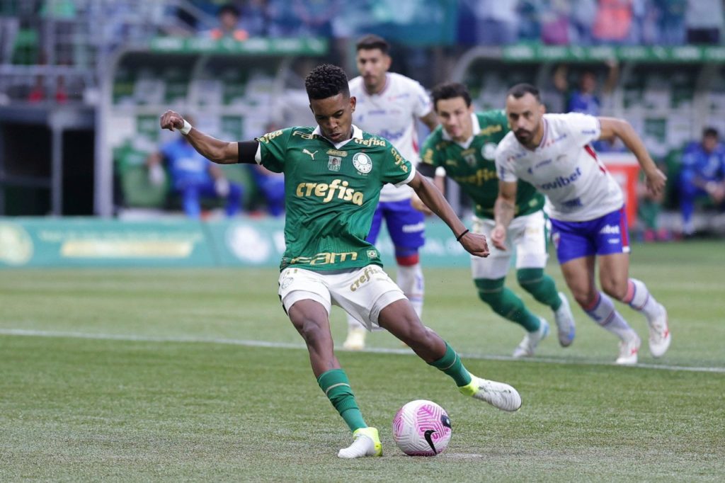 Atacante Estêvão bate pênalti para marcar pelo Palmeiras contra o Fortaleza