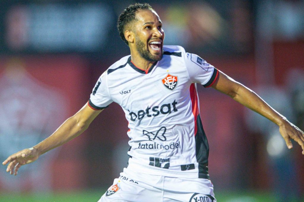 Everaldo comemorando com a torcida o gol do triunfo do Vitória sobre o Bragantino no Barradão